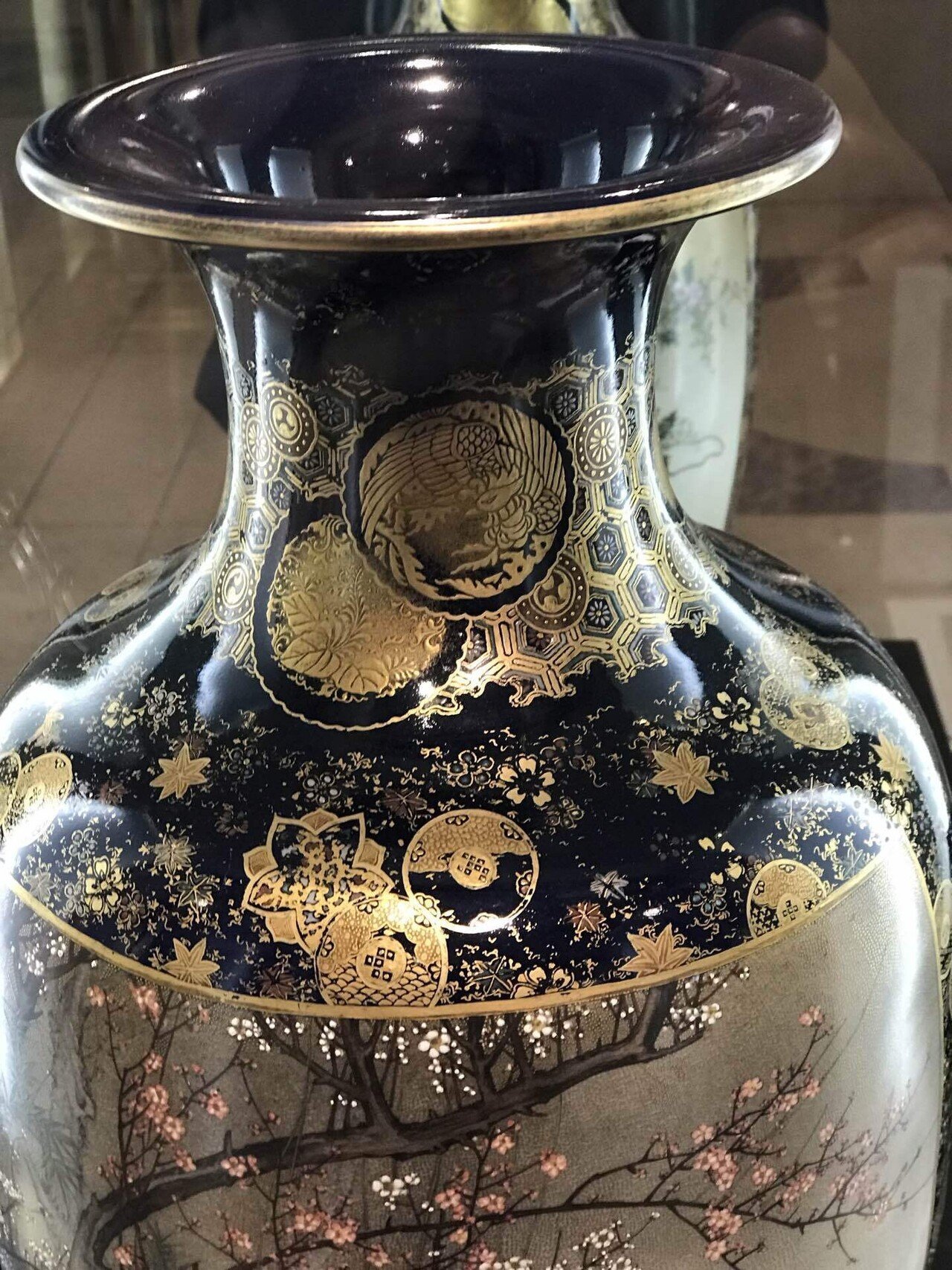 錦光山宗兵衛作「花鳥図薩摩大花瓶」がご覧になれます - 錦光山和雄の